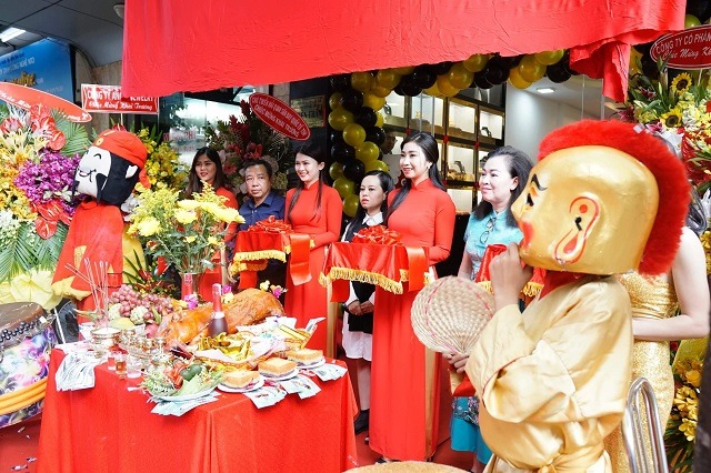 Tuổi Nhâm Tuất 1982 không cần mượn tuổi khai trương cửa hàng trong 2026